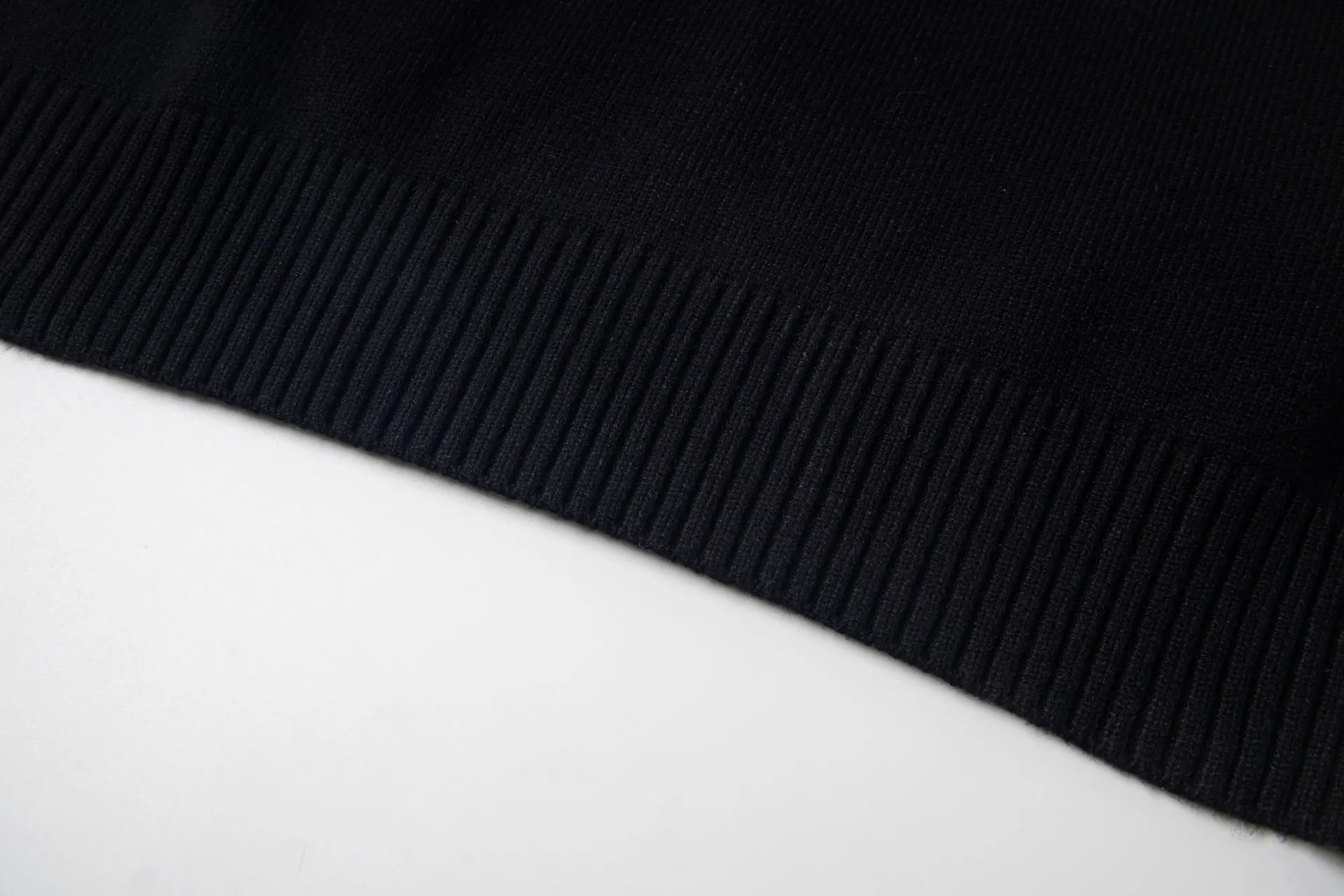 P260 model number: G801 Chrome Hearts new cross knitted jacquard appliqué embroidered round neck sweatshirt 1️⃣ Purchase the original version, containing 20% ​​wool. The item is made of custom-dyed and custom-spun yarn. It is heavy enough and thick enough to feel heavy in the hand. The workmanship details are perfectly controlled, and the upper body effect is also very comfortable! 2️⃣ It is very youthful and energetic, and can be easily worn by both men and women. It is very in line with the fashion aesthetic concepts of today's young people, creating a casual and lazy fashion tone. It is a must-have for couples in autumn and winter! 3️⃣ Complete accessories, same style for men and women. Color: black, white Size: S, M, L